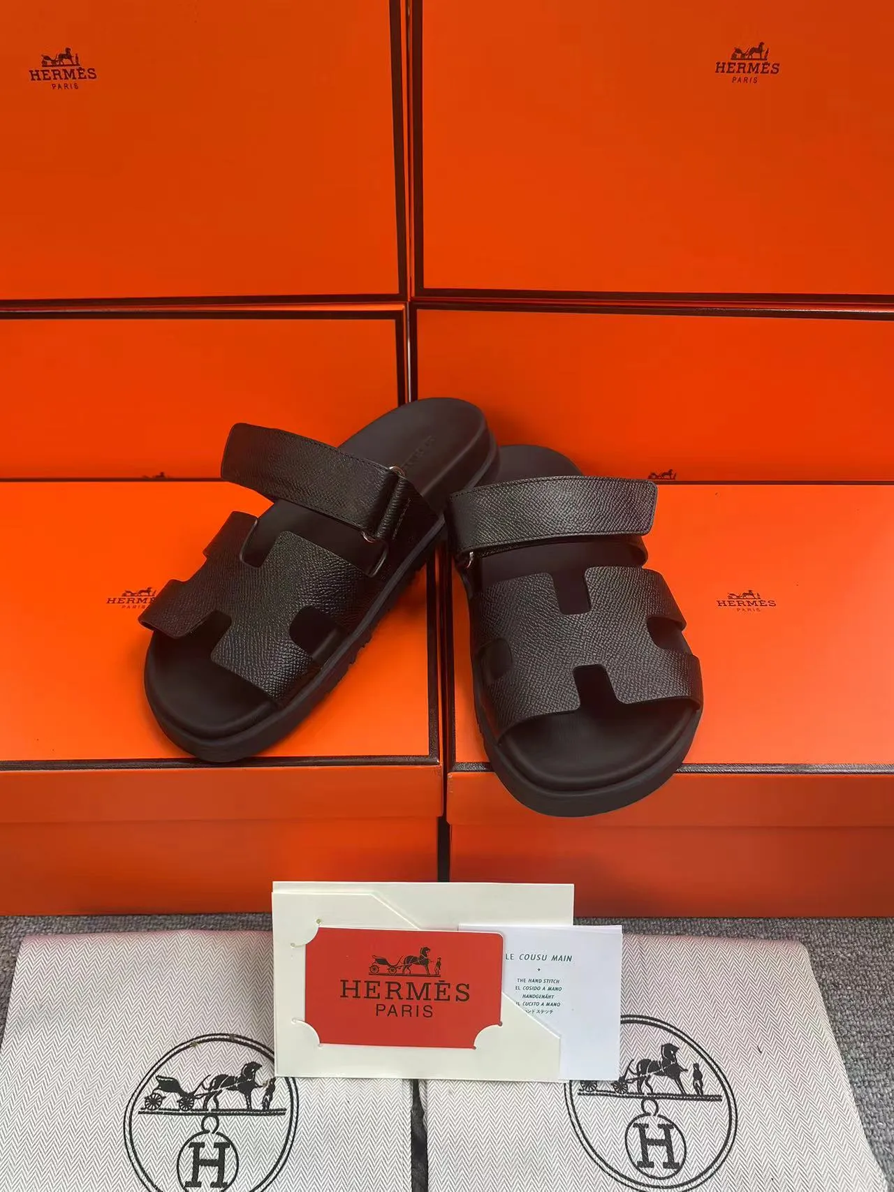 👟👟Ex-factory price 480👟👟, H HERMES is the same style for men and women, the couple's second uncle shoes that have become very popular recently - sandals, paired with various colorful socks, very trendy ✅Upper: imported mixed sheepskin and deerskin ✅Inner: imported mixed sheepskin ✅Outsole: Tpu non-slip and wear-resistant outsole ✅Size: women's 35-42. Male 38-46